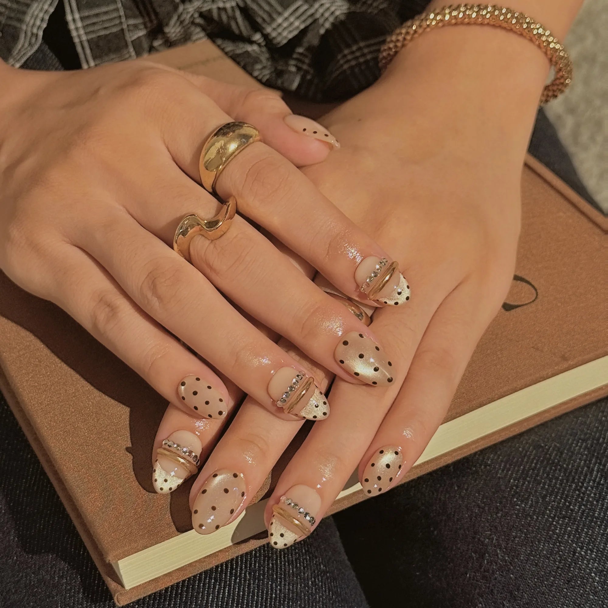 Mocha Pearl Dots press-on nails — detail image 1