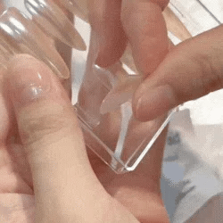 how_to_apply_press_on_nails_sticky_tabs-3.webp